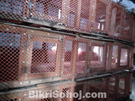 তিন তলা বিশিষ্ট মুরগির খাচা